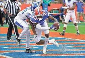  ?? JOHN RAOUX/AP ?? Florida tight end Kyle Pitts (84) catches a pass in front of Kentucky defensive back Brandin Echols for a 2-yard touchdown during the second half Saturday in Gainesvill­e, Fla.