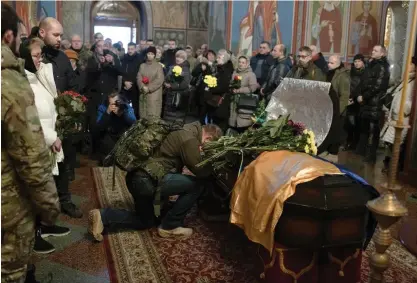  ?? FOTO: ANDREW KRAVTJENKO/TT-AP ?? ■ En begravning den 26 november för en ukrainsk soldat som stupat i Charkivomr­ådet.