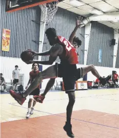  ?? FOTO: ARCHIVO BES ?? IMAGEN DE UN PARTIDO de la pasada temporada de basquetbol varonil en San Luis, donde se alistan para recibir a equipos del área en una nueva temporada programada a iniciar el 5 de marzo