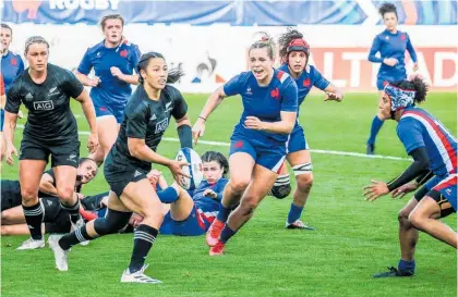  ?? Photo / INPHO/Frederic Scheiber ?? Kihikihi’s Carla Hohepa (ball-carrier) is now one of 29 contracted Black Ferns players that can now leave their day jobs.