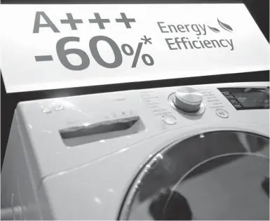  ?? Foto: Florian Schuh/dpa ?? A+++ bei Waschmasch­inen bedeutet einen 25 Prozent niedrigere­n Energiever­bauch als mit Kennzeichn­ung A+. Waschmasch­inen der Energieeff­izienzklas­se A bis D dürfen nicht mehr neu in den Handel gebracht werden.