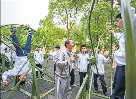  ?? Photo: VCG ?? A teacher from a middle school in Wenling, Zhejiang Province teaches students about the techniques taikonauts use to move in zero- gravity space on April 24, 2022, which also marks the annual Space Day of China.