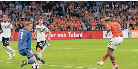  ?? FOTO: DPA ?? So war es in Amsterdam: Memphis Depay lässt dem deutschen Torwart Manuel Neuer keine Chance und erzielt das Tor zum 2:0-Zwischenst­and.