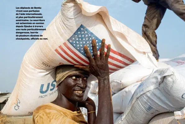  ??  ?? Les déplacés de Bentiu vivent sous perfusion de l’aide internatio­nale, et plus particuliè­rement américaine. La nourriture est acheminée en camion depuis Djouba à travers une route particuliè­rement dangereuse, barrée de plusieurs dizaines de...