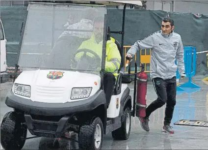  ?? FOTO: PEP MORATA ?? El ‘Txingurri', precavido Llegó a la sala de prensa protegido de la lluvia y expresó su recelo por el momento del Madrid