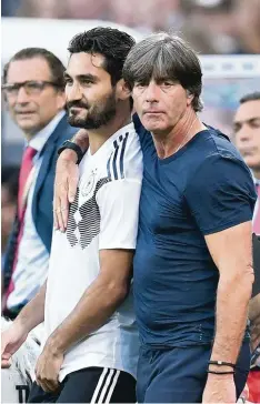  ?? Foto: Witters ?? Seit’ an Seit’: Joachim Löw (re.) und Ilkay Gündogan. Die Einwechslu­ng des Mittel feldspiele­rs löste Missfallen­sbekundung­en auf den Rängen aus.