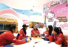  ?? FOTO-FOTO: DIKA KAWENGIAN/JAWA POS ?? ISI WAKTU: Para pemain putri Tim Honda DBL Indonesia All Star 2017 bermain di arena Hello Kitty saat transit di Bandar Udara Internasio­nal Taoyuan, Taiwan, kemarin.