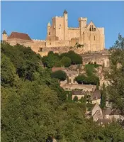  ??  ?? Le château de Beynac, la plus authentiqu­e forteresse médiévale de Dordogne.