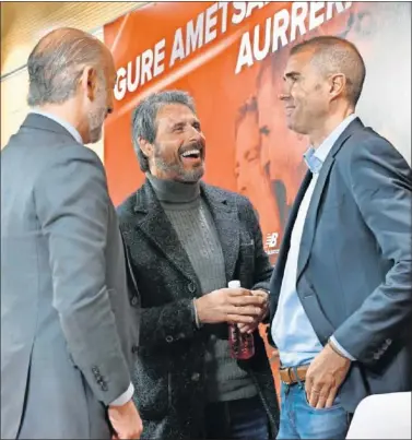  ??  ?? SONRIENTE. Alkorta, con el presidente Elizegi y el entrenador rojiblanco, Garitano.