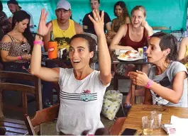  ??  ?? Em um bar do Pelourinho, turistas argentinas torcem pela Croácia