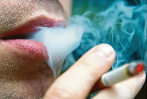 ?? Foto: Andrea Warnecke, dpa ?? Das Zigaretten­rauchen ist bekanntlic­h einer der ganz bedeutende­n Auslöser von Lungenkreb­s. Mit Steuererhö­hungen will die Europäisch­e Kommission den Konsum nun ein‰ grenzen.