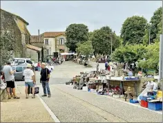  ?? - Crédits : PM ?? La place de l’église prisée des exposants