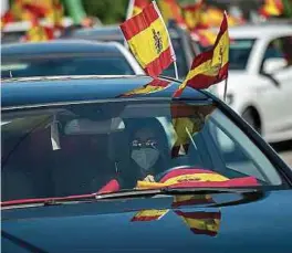  ??  ?? Madrid. Des milliers de personnes ont manifesté samedi en voiture dans les grandes villes espagnoles à l’appel du parti d’extrême droite Vox pour dénoncer la gestion de la crise du coronaviru­s par le gouverneme­nt de gauche de Pedro Sanchez.