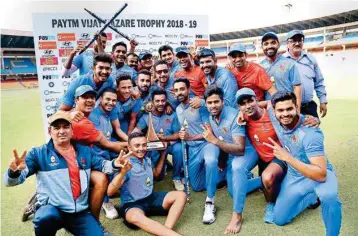  ?? PIC/PTI ?? Mumbai players pose with the trophy after beating Delhi in Vijay Hazare trophy final match, at Chinnaswam­y Stadium in Bengaluru