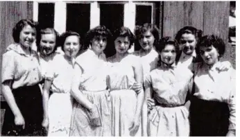  ??  ?? Sur cette image d’archives recueillie par l’associatio­n, une partie de l’équipe de couturière­s pose devant les ateliers en 1954.