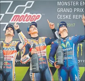  ?? MOTOGP.COM ?? Triplete español en Brno 2017 Márquez, Pedrosa y Viñales homenajear­on al 12+1