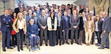  ??  ?? DEPORTES. María José Rienda, con los presidente­s de las federacion­es en una reunión anterior.