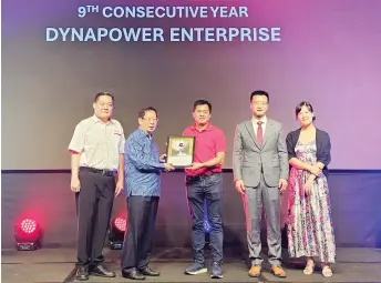  ?? ?? Lau (second left) presents a high-achiever award to a dealer, as Li (second right), Gree Malaysia manager Benny Lau (left) and director Amelia Lau look on.