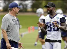 ?? TONY GUTIERREZ / AP ?? Cowboys offensive coordinato­r Scott Linehan talks with wide receiver Dez Bryant during practice at the team’s training facility in Frisco, Texas.