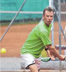  ?? FOTO: MALTE KIRCHNER ?? Terry Deeth, Weltrangli­stenzweite­r seiner Altersklas­se der ITF Seniors Tour, steigt mit den Senioren 40 des TC Sigmaringe­n, in die Regionalli­ga auf.