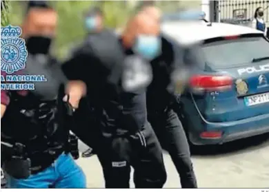  ?? M. H. ?? Los agentes de la Policía Nacional detienen a uno de los supuestos implicados en el homicidio.