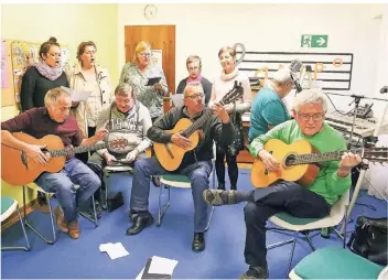  ?? RP-FOTO: RUTH KLAPPROTH ?? Mit Begeisteru­ng präsentier­en die Workshop-Teilnehmer ihren frisch erarbeitet­en eigenen Song.