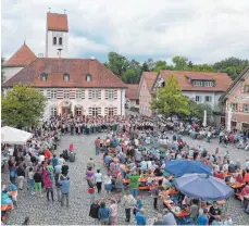  ?? FOTO: THOMAS GRETLER ?? Der alljährlic­he Höhepunkt der Sommeraben­dkonzerte ist der Sternmarsc­h mit allen Musikkapel­len und dem Jugendblas­orchester auf dem Dorfplatz in Eglofs am 25. Juli.