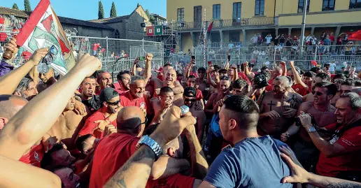  ?? ?? Esultanza La festa dei Rossi a fine partita sotto la curva dei propri tifosi (Cambi/Sestini)