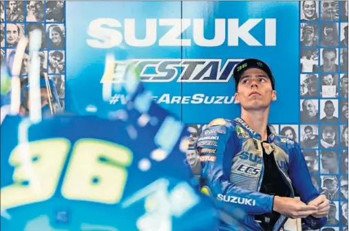  ??  ?? Joan Mir, en el garaje del equipo Suzuki Ecstar durante el GP de San Marino de la semana pasada en el circuito Marco Simoncelli de Misano.