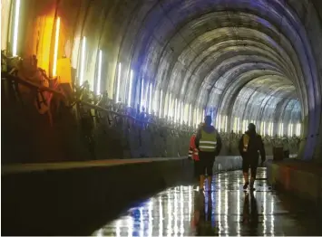  ?? Fotos: Alexander Kaya ?? Im Rohbau fertig: Der Albabstieg­stunnel ist ein etwa 5940 Meter langer Eisenbahnt­unnel der Neubaustre­cke Wendlingen–Ulm zwischen Dornstadt und Ulm. Der Tunnel besteht aus zwei eingleisig­en Tunnelröhr­en.