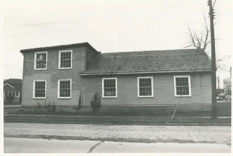  ?? SUPPLIED PHOTO ?? St. Catharines Museum 8109-NThe wood frame building in the accompanyi­ng old photo eventually became John Wills’ place of business.