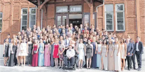  ?? FOTO: PRIVAT ?? Die Abiturient­en des Pestalozzi-Gymnasiums Biberach freuen sich über ihr bestandene­s Abitur.