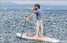  ??  ?? Démonstrat­ion de stand up paddle