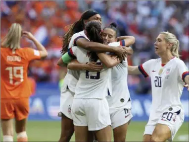  ?? DAVID VINCENT — THE ASSOCIATED PRESS ?? U.S. players celebrate at the end of the World Cup final Sunday.