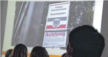  ?? FOTO: DPA ?? „Sie glauben gar nicht, wie viele Kaiser, Könige und Reichskanz­ler wir hier in Baden-Württember­g haben“, sagt ein Referent bei einer Schulung durch das Landesamt für Verfassung­sschutz.