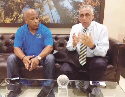  ??  ?? Luis Mejía Oviedo, acompañado de Tony Mesa, ofrece declaracio­nes a LISTÍN DIARIO.