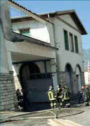  ?? (LaPresse/Cavicchi) ?? Il rogo Le fiamme divampate venerdì sera, al cambio turno nell’azienda Feltri di Marone che occupa 120 operai, hanno divorato completame­nte la copertura del fabbricato. I vigili del fuoco hanno lavorato ore per domare le fiamme e controllar­e i focolai. La fabbrica dovrà essere bonificata e ristruttur­ata. Dai primi esami nessun problema per l’ambiente