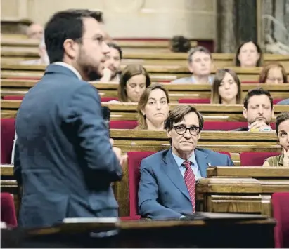  ?? David Zorrakino / EP ?? Aragonès i Illa ahir al Parlament durant la sessió de control al president