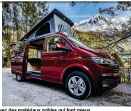  ??  ?? Le plan standard du secteur, en moins de 5,00 m de long, bien revisité à la façon Campervans Mont-Blanc, à savoir avec des matériaux nobles qui font mieux que l’effet bois puisqu’il s’agit de meubles… en bois !