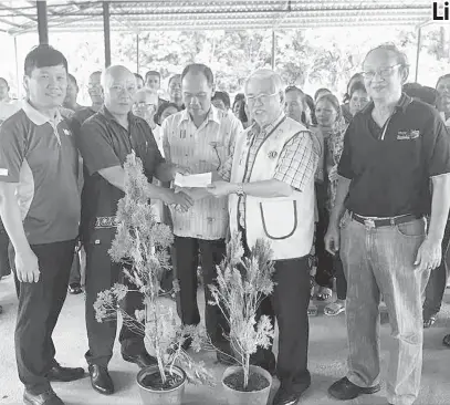  ??  ?? KEBAJIKAN: Rombongan Lions Club Kuching-Samarahan menyerahka­n cek bantuan untuk warga emas dan pelajar dari keluarga miskin serta dua pasu pokok Krismas kepada penduduk Kampung Lobang Batu.