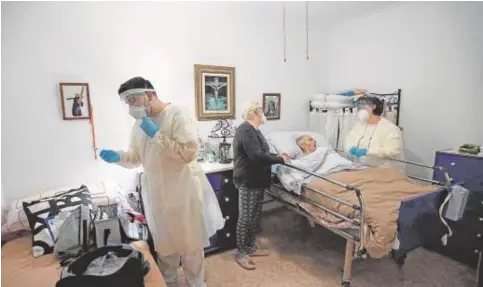  ?? AFP ?? Ángel Crespo espera a ser vacunado en una residencia en Mallorca