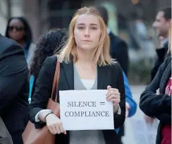  ??  ?? Colpevole silenzio. Una militante della manifestaz­ione anti-Trump tenutasi a Chicago avantieri