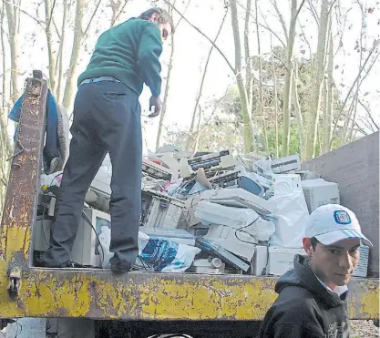  ??  ?? Traslado. La basura electrónic­a es llevada a una empresa, que les da un tratamient­o final no contaminan­te.