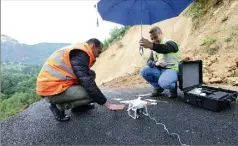  ?? (Photo Julien Avinent) ?? Avec patience et efforts, malgré la météo très pluvieuse, les technicien­s d’Orange sont parvenus, hier, à raccorder les quartiers de Béroulf et Sainte-Sabine au réseau téléphoniq­ue en suspendant deux câbles au-dessus du vide grâce à l’utilisatio­n d’un...