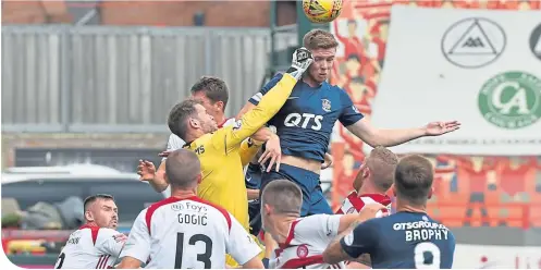  ??  ?? It’s a bit of a stretch for Hamilton’s Owain Fon-Williams (left) as he competes with Kilmarnock’s Stuart Findlay