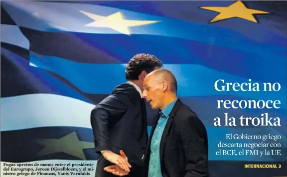  ?? KOSTAS TSIRONIS / REUTERS ?? Fugaz apretón de manos entre el presidente del Eurogrupo, Jeroen Dijsselblo­em, y el ministro griego de Finanzas, Yanis Varufakis