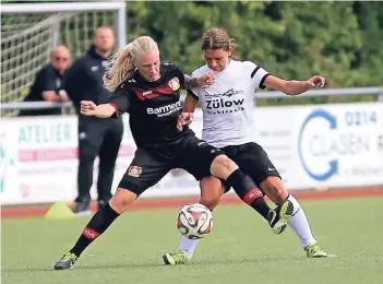  ?? RP-FOTO: UWE MISERIUS (ARCHIV) ?? Nach Babypause wieder an Bord: Susanne Franken (r.) wird morgen im Heimspiel gegen Borussia Bocholt wohl von Beginn an für die Sportfreun­de Uevekoven auflaufen.