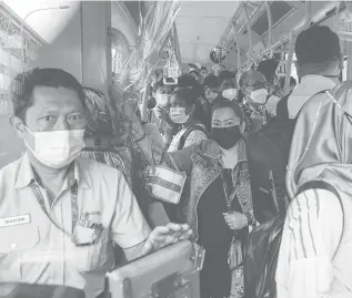  ?? –BERNAMAPIC ?? Passengers on a feeder bus at the Damai LRT station yesterday. Prasarana has increased the number of feeder buses, put additional manpower at affected stations to control the crowds and offered free fares to affected passengers.