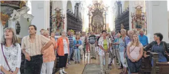  ?? FOTO: KIRCHENCHO­R ?? Die Klosterkir­che Ochsenhaus­en beeindruck­t die Mitglieder des Kirchencho­rs von St. Verena.