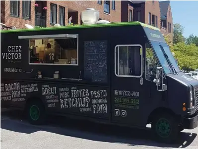  ?? PHOTO D’ARCHIVES, COURTOISIE ?? La chaîne de restaurant­s Chez Victor a fait partie de la deuxième saison du projet-pilote de cuisine de rue à Québec cet été. Sur la photo, le camion de Chez Victor.